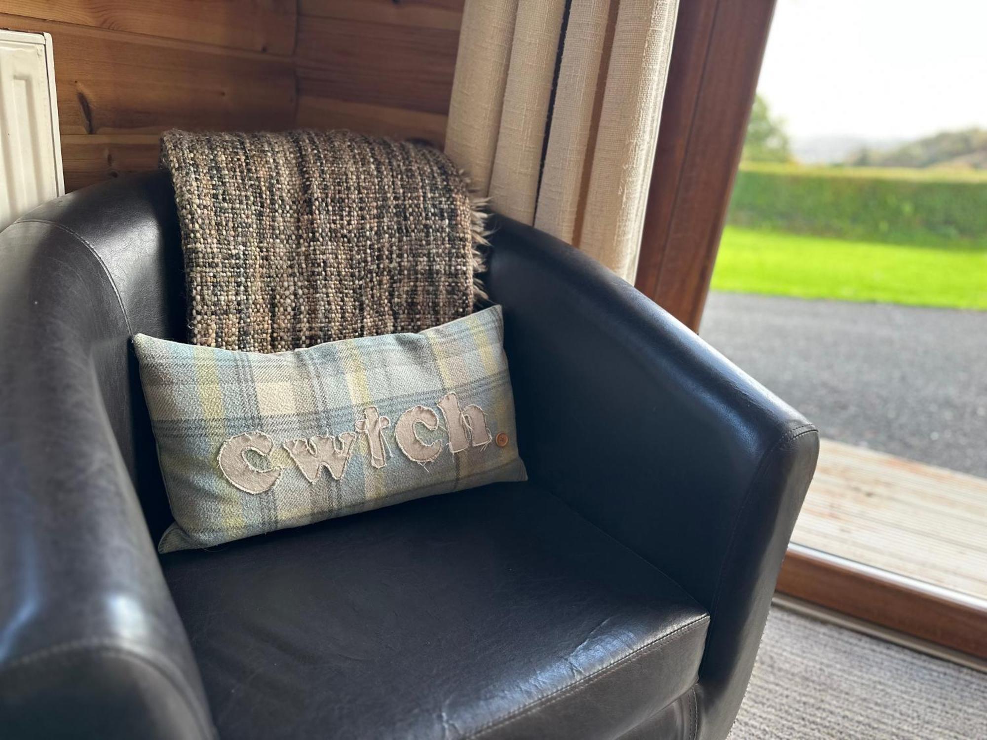 Swansea Log Cabin Pontardawe Exterior photo